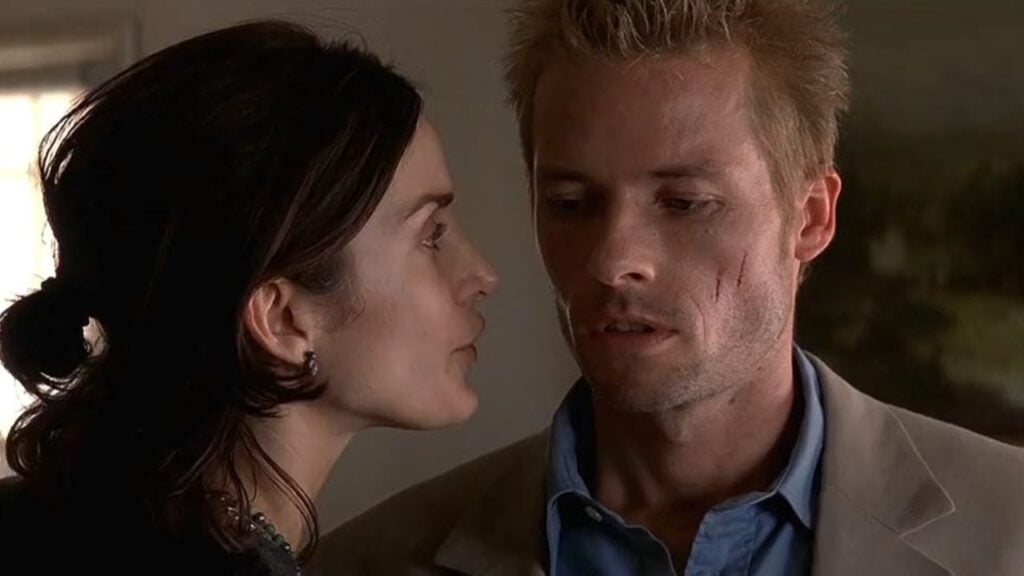 Guy Pearce and Carrie-Anne Moss in Memento; woman talking to man up close